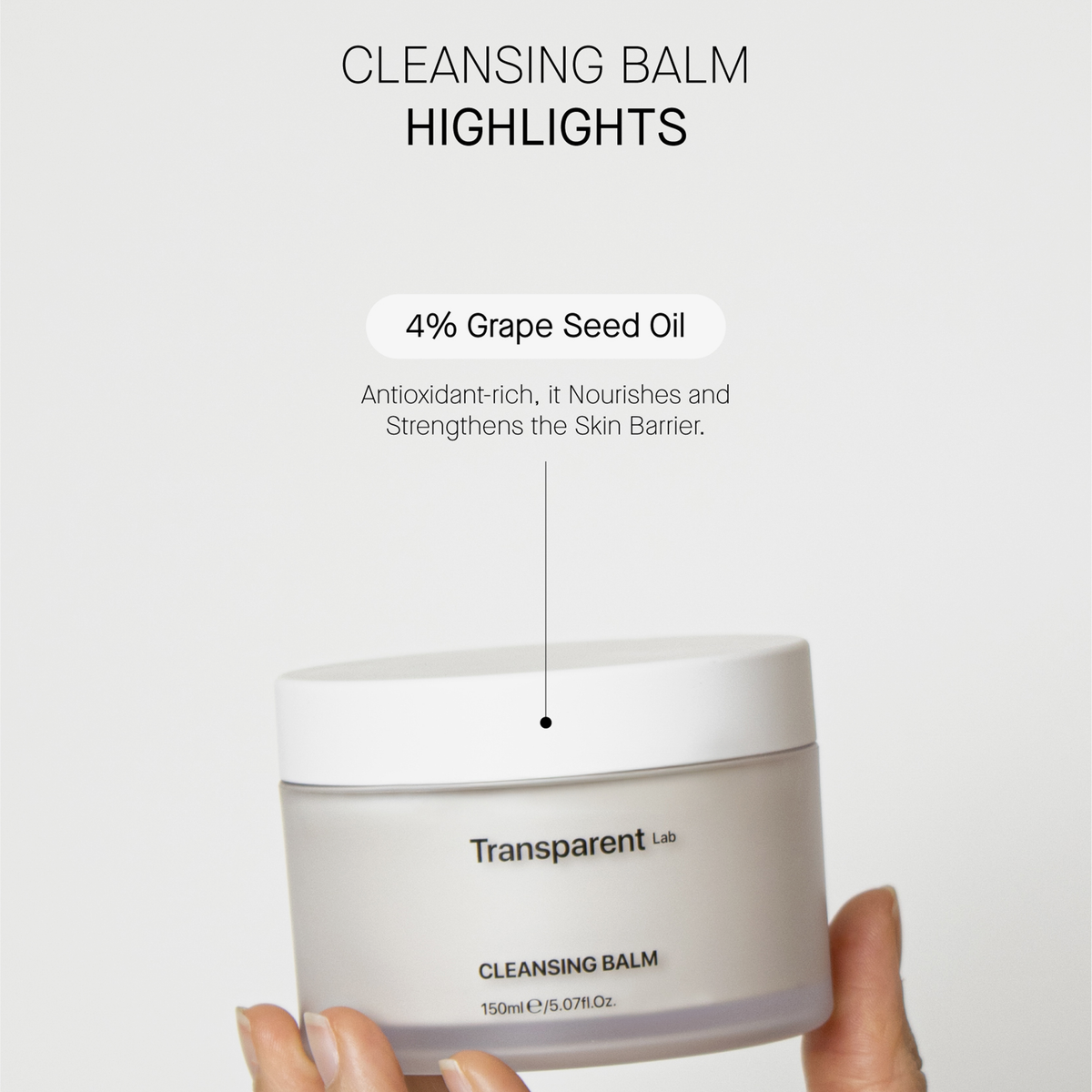 Eine Hand hält einen Tiegel Transparent Lab Cleansing Balm mit 4% Traubenkernöl.