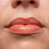Nahaufnahme von Lippen mit glänzenden glänzenden Finish.