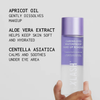 Eine Hand, die eine Flasche „XLASH Caring Eyes Waterproof Make-Up Remover“ hält, mit einer Beschriftung, in der die Vorteile von Aprikosenöl, Aloe Vera und Centella asiatica aufgeführt sind.