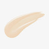 Ein hellbeiger Farbstreifen Yummy Skin Serum Foundation 4N auf weißem Hintergrund.