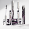 Mehrere Lash Out Mascaras und deren Verpackungen vor einem hellen Hintergrund.