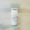 Eine Tube Heartleaf LHA Moisture Peeling Gel auf einer mattierten, streifigen Oberfläche.
