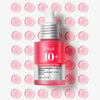 Eine rosafarbene Serum-Tropfflasche mit der Aufschrift „Niacinamide 10 % + TXA 4 % Serum“ liegt auf einem Hintergrund aus rosafarbenen, durchscheinenden Punkten.