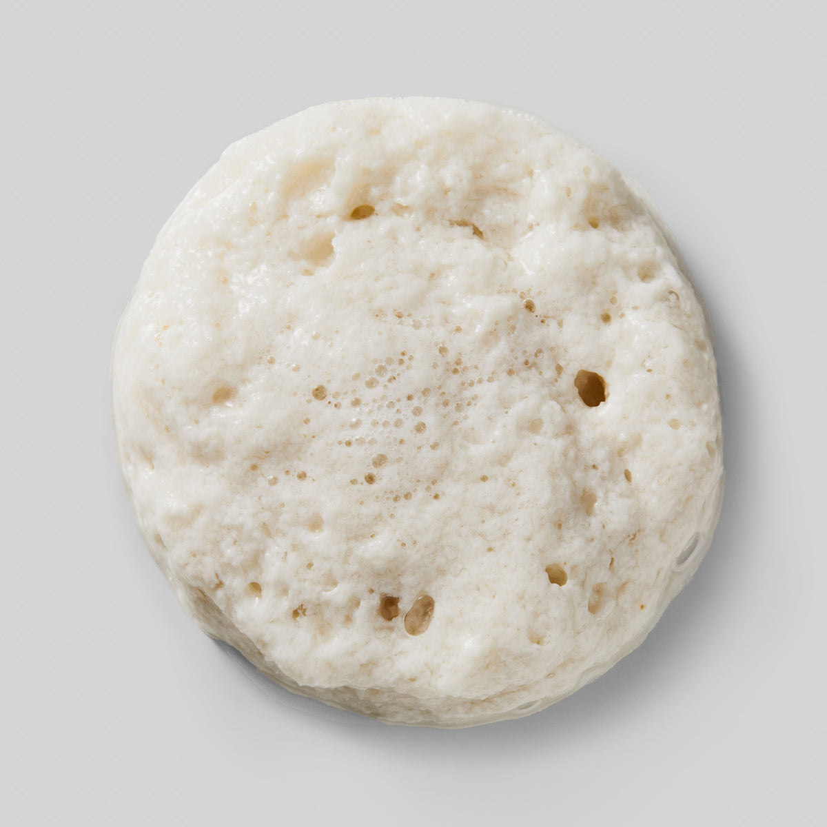 Aufgeschäumter Anua Rice Enzyme Cleanser – cremiger, poriger Reinigungsschaum mit luftiger Textur auf hellem Hintergrund.