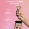 Bali Body Highlighter wird auf einen Blending Brush gegeben, daneben Icons mit Vorteilen wie streifenfreie Anwendung und Wiederverwendbarkeit.