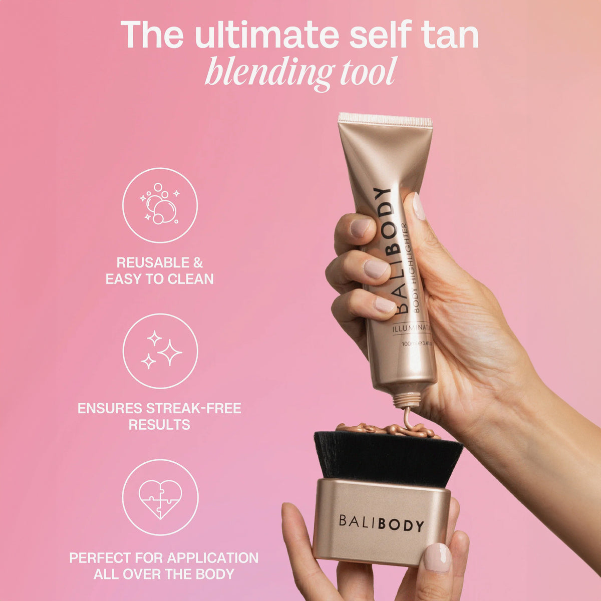 Bali Body Highlighter wird auf einen Blending Brush gegeben, daneben Icons mit Vorteilen wie streifenfreie Anwendung und Wiederverwendbarkeit.
