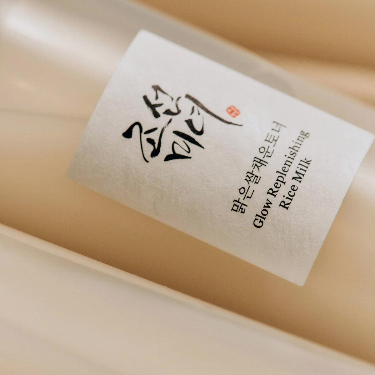 Nahaufnahme des Etiketts der Glow Repleneshing Rice Milk von Beauty of Joseon.