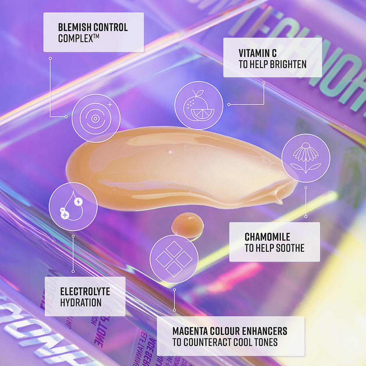Ein Swatch des Technocolor Self Tanning Face Serum Magenta auf lilaner Glasoberfläche; ringsherum Infos zu Inhaltsstoffen.