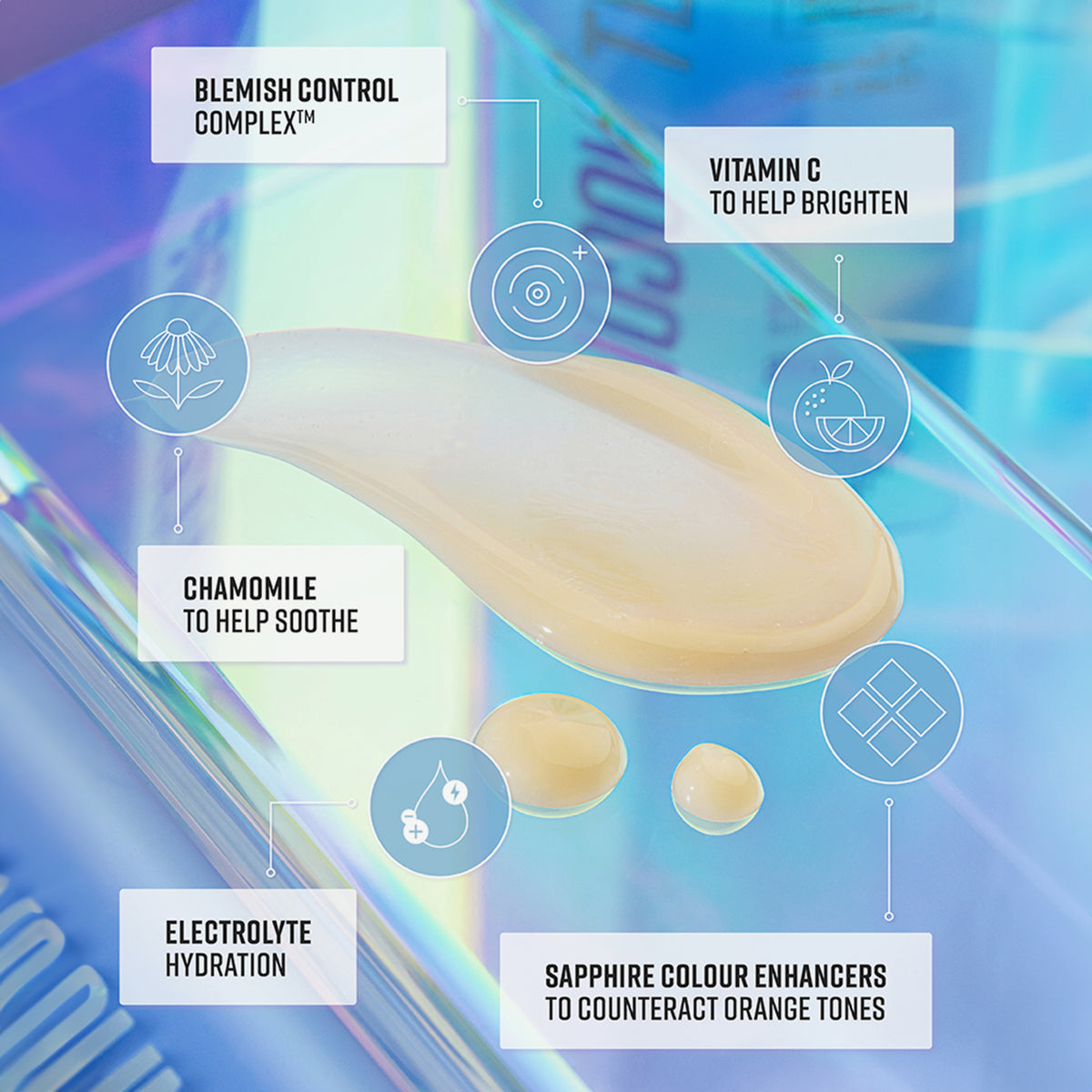 Ein Swatch des Technocolor Self Tanning Face Serum Sapphire auf blauem Glas mit Infos zu Inhaltsstoffen.