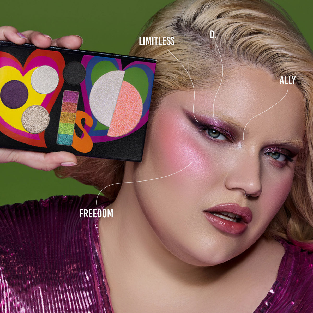 Person mit kräftigem rosa Make-up hält die farbenfrohe Love is Love-Palette; dazu Farbbezeichnungen.