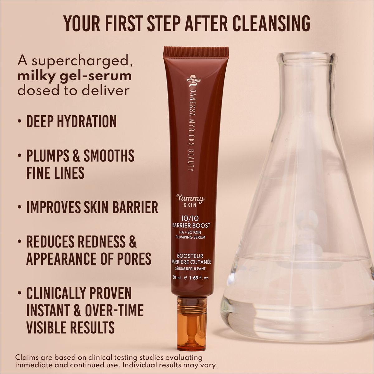 Eine Tube Yummy Skin 10/10 Barrier Boost von Danessa Myricks Beauty steht aufrecht neben einer Glasflasche, deren Vorteile auf einem beigen Hintergrund hervorgehoben sind.