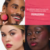 Drei Modelle in Rosa – Rouge und Lippenstift. Text: „Yummy Skin Flushed Essentials Blush & Lip Kit“, Danessa Myricks Beauty.