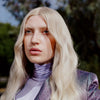 Person mit langem platinblondem Haar, behandelt mit der Fabuloso Platinum Blonde Color Treatment.