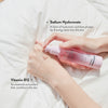 Eine Hand trägt Real Complexion Hyaluron Pink Capsule Serum auf den Handrücken auf, dazu die Vorteile der Inhaltsstoffe.
