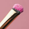 Nahaufnahme eines Pinsels mit Opal Moonstone Loose Multichrome Eyeshadow Cutie Pie in leuchtendem Pink.