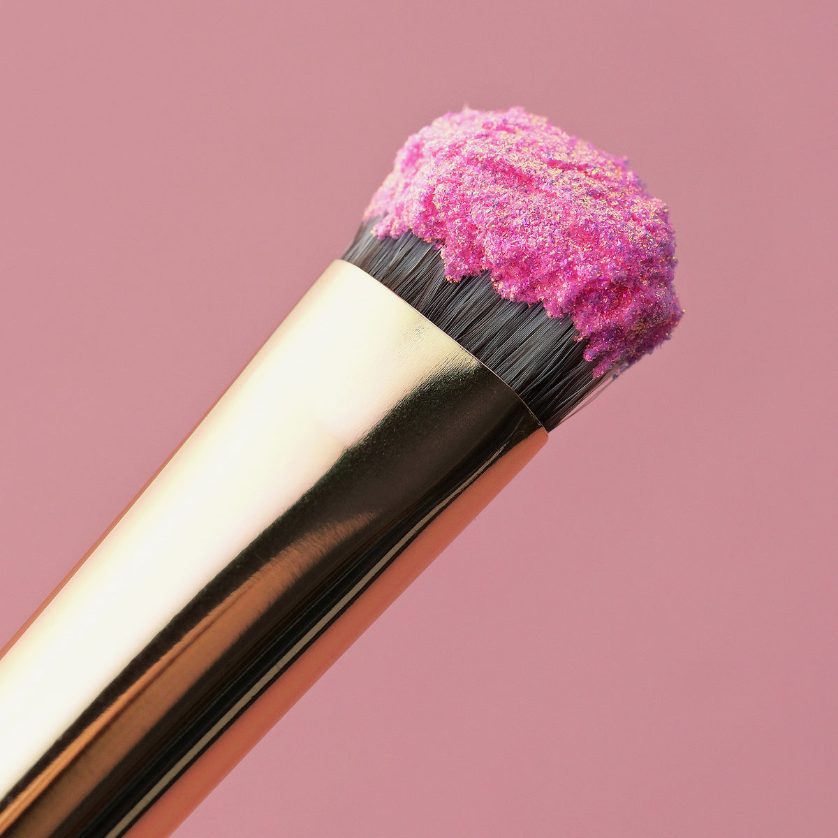 Nahaufnahme eines Pinsels mit Opal Moonstone Loose Multichrome Eyeshadow Cutie Pie in leuchtendem Pink.