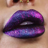 Nahaufnahme von Lippen, die mit dem Opal Moonstone Loose Multichrome Eyeshadow Lazy Bones geschminkt wurden und einen Lila-blauen irisierenden Schimmer offenbaren.