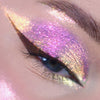 Nahaufnahme eines Auges mit dramatischem Eyeliner und rosa-lila und gold schimmerndem Opal Moonstone Loose Multichrome Eyeshadow in Happy Bunny.