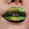 Nahaufnahme von Lippen, die mit dem Opal Moonstone Loose Multichrome Eyeshadow Sassy Pants geschminkt wurden und einen gold-grünen irisierenden Schimmer offenbaren.