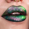 Nahaufnahme von Lippen, die mit dem Opal Moonstone Loose Multichrome Eyeshadow Sleepy Head geschminkt wurden und einen rosa-grün irisierenden Schimmer offenbaren.