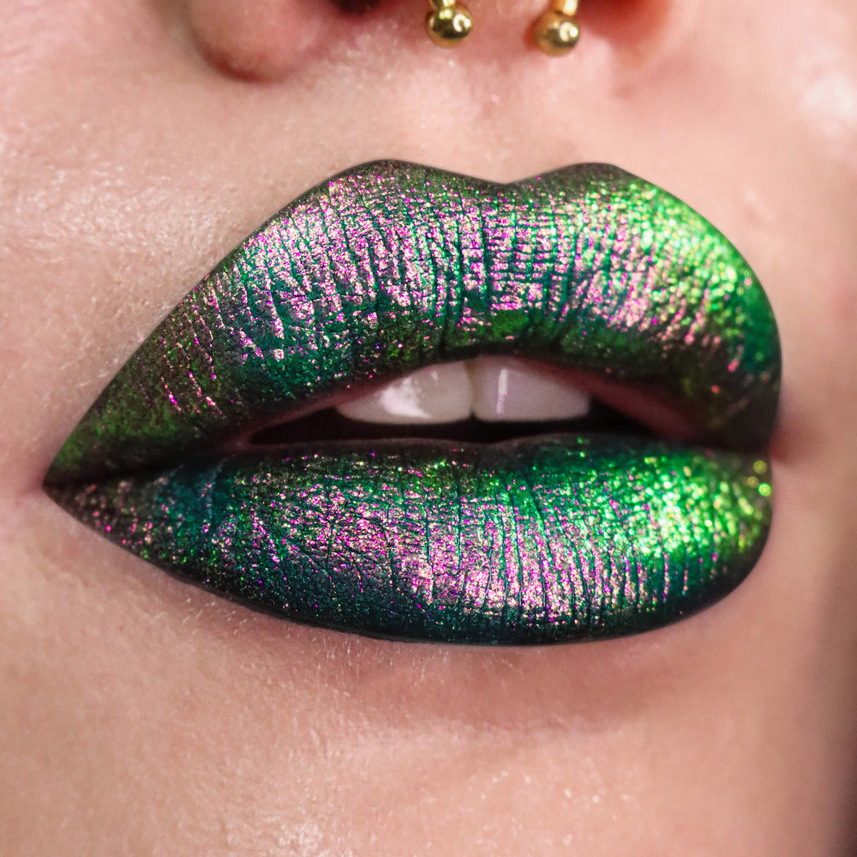Nahaufnahme von Lippen, die mit dem Opal Moonstone Loose Multichrome Eyeshadow Sleepy Head geschminkt wurden und einen rosa-grün irisierenden Schimmer offenbaren.