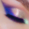 Nahaufnahme eines Auges mit dramatischem Eyeliner und lila schimmerndem Opal Multichrome Loose Eyeshadow in Beauty Sleep.