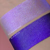 Zwei schimmernde Muster des Opal Multichrome Loose Eyeshadow Insomnia mit unterschiedlichen Grundierungen; eins mit der Black Base (dunkelila), eins mit der Fix Potion (hellviolett).