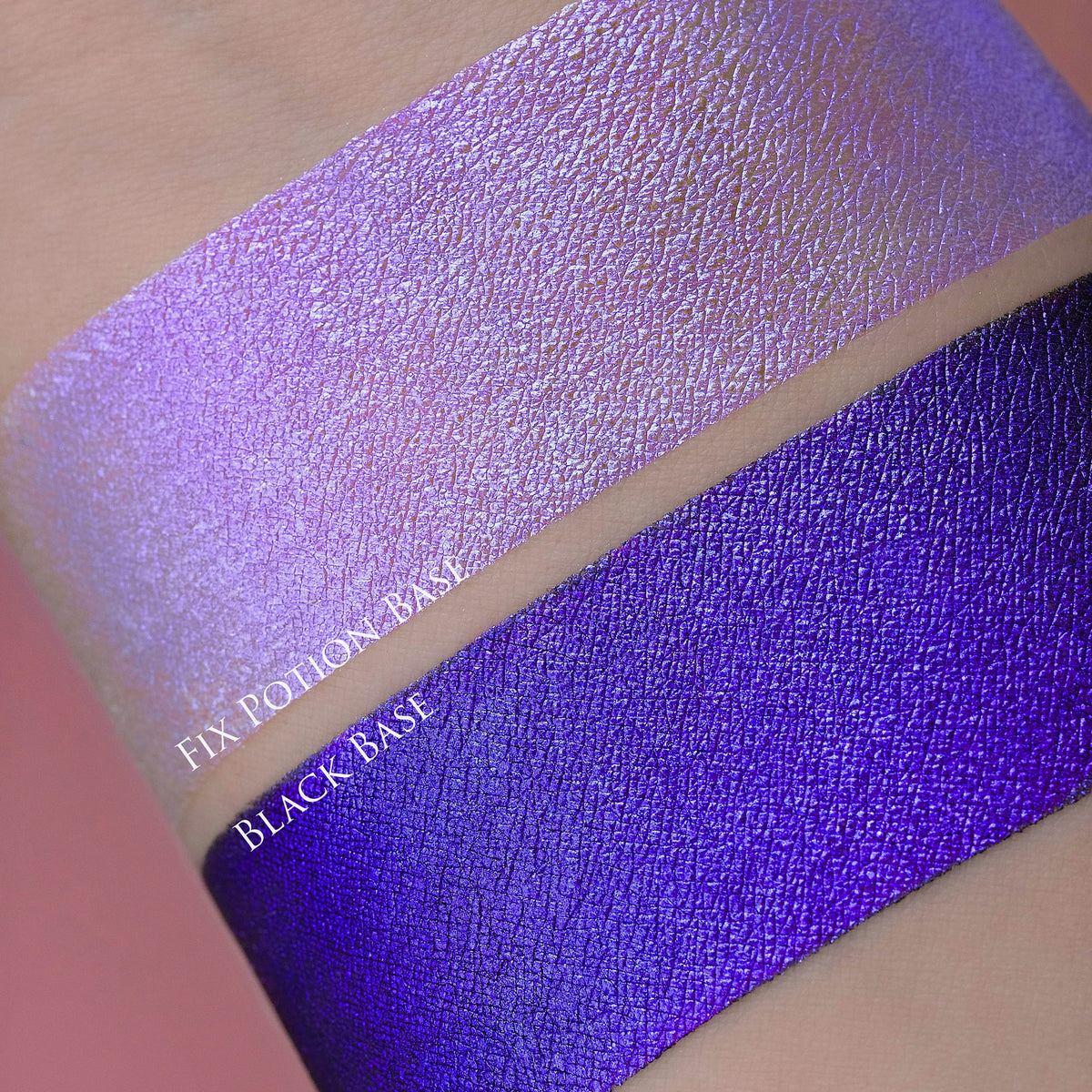 Zwei schimmernde Muster des Opal Multichrome Loose Eyeshadow Insomnia mit unterschiedlichen Grundierungen; eins mit der Black Base (dunkelila), eins mit der Fix Potion (hellviolett).
