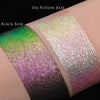 Zwei schimmernde Muster des Opal Multichrome Loose Eyeshadow Nightgown mit unterschiedlichen Grundierungen; eins mit der Black Base (grün-rosègold), eins mit der Fix Potion (opal).
