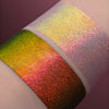 Zwei schimmernde Muster des Opal Multichrome Loose Eyeshadow Pillow Fight mit unterschiedlichen Grundierungen; eins mit der Black Base (grün-orange), eins mit der Fix Potion (hellorange-grünlich).