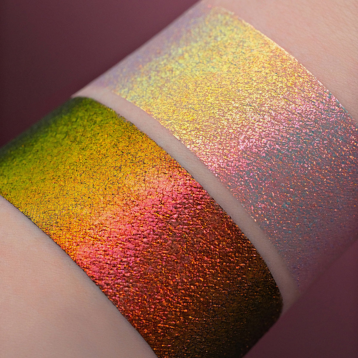Zwei schimmernde Muster des Opal Multichrome Loose Eyeshadow Pillow Fight mit unterschiedlichen Grundierungen; eins mit der Black Base (grün-orange), eins mit der Fix Potion (hellorange-grünlich).