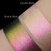 Zwei schimmernde Muster des Opal Multichrome Loose Eyeshadow Rockybye Baby mit unterschiedlichen Grundierungen; eins mit der Black Base (olive-pink), eins mit der Fix Potion (opal-rosa).