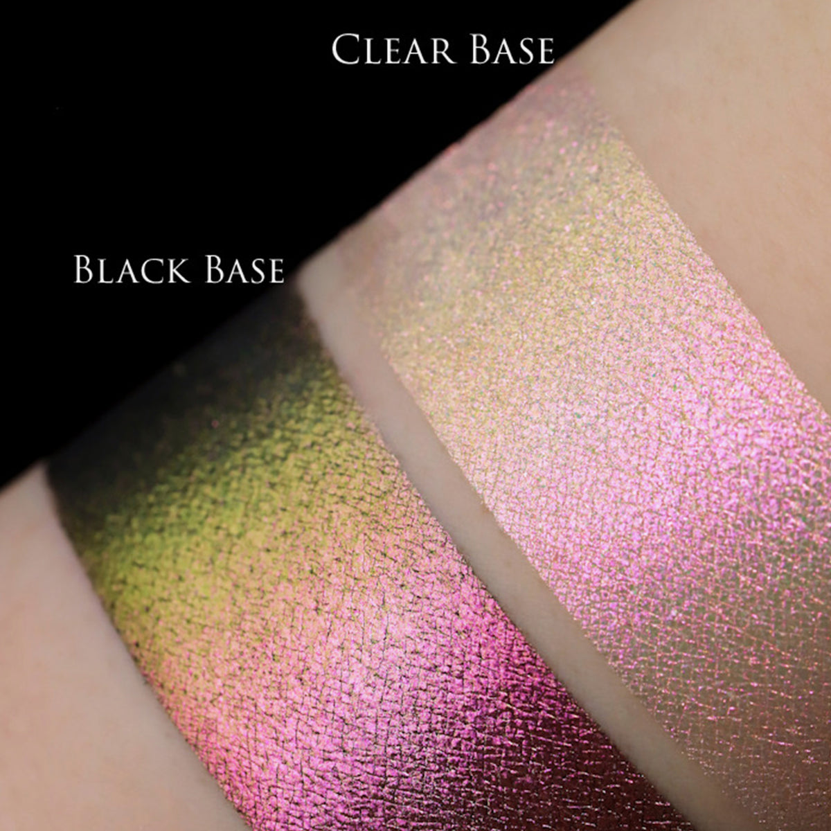 Zwei schimmernde Muster des Opal Multichrome Loose Eyeshadow Rockybye Baby mit unterschiedlichen Grundierungen; eins mit der Black Base (olive-pink), eins mit der Fix Potion (opal-rosa).