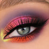 Nahaufnahme eines Auges mit dramatischem Eyeliner und pink-rot schimmerndem Opal Multichrome Loose Eyeshadow in Skylight.