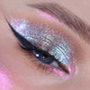 Nahaufnahme eines Auges mit dramatischem Eyeliner und opal schimmerndem Opal Shadow Potion Silky Gel Eyeshadow in Velvet Dreams.