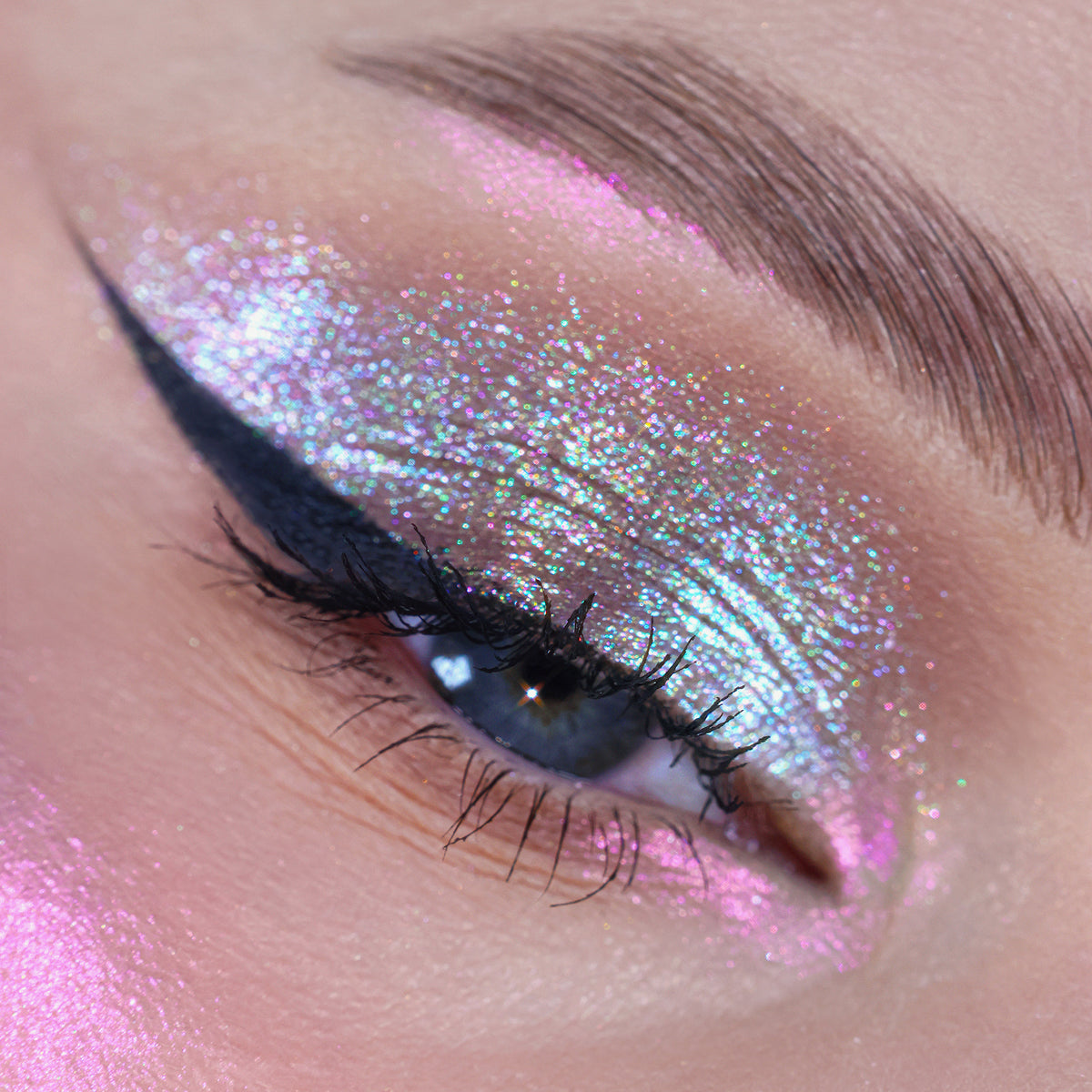 Nahaufnahme eines Auges mit dramatischem Eyeliner und opal schimmerndem Opal Shadow Potion Silky Gel Eyeshadow in Velvet Dreams.