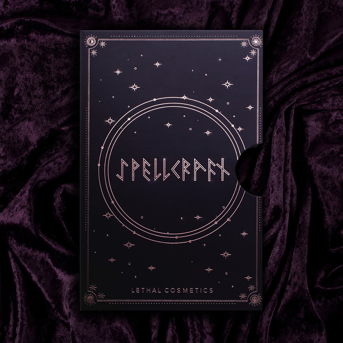 Verpackung der Spellcraft Pressed Powder Palette von Lethal Cosmetics, eine dunkelviolette Make-up-Palette, auf violettem Samtstoff.