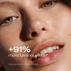 Nahaufnahme des strahlenden Gesichts einer lächelnden Person mit Text: +91% strahlendere Haut* nach 4-wöchiger Anwendung der Lumene NORDIC C [VALO] Tagescreme SPF 30.