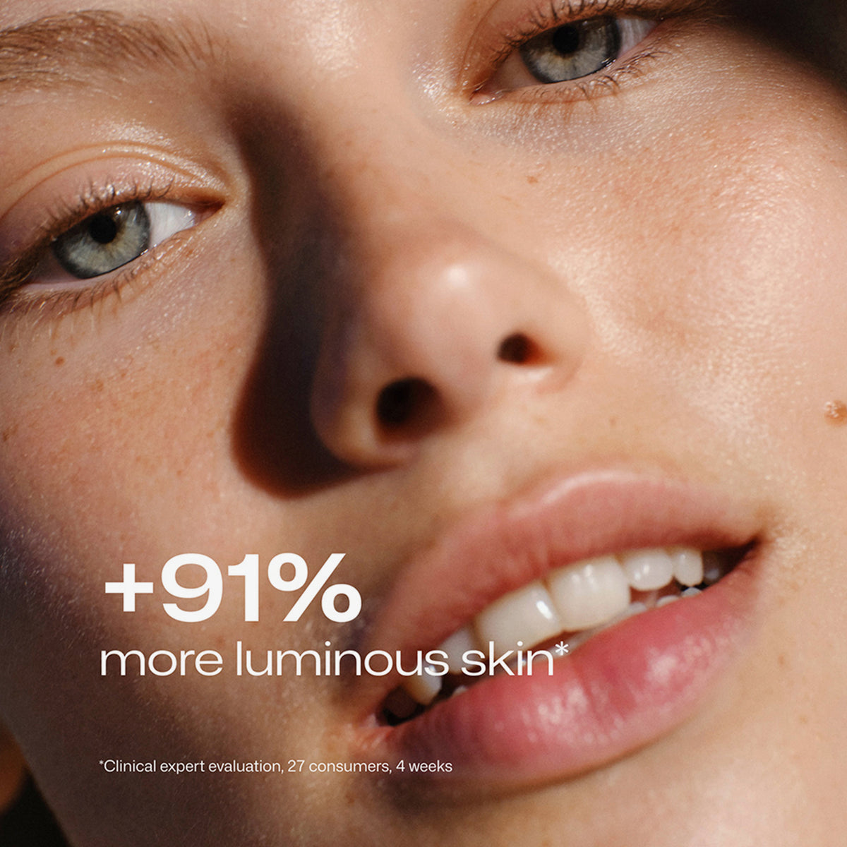 Nahaufnahme des strahlenden Gesichts einer lächelnden Person mit Text: +91% strahlendere Haut* nach 4-wöchiger Anwendung der Lumene NORDIC C [VALO] Tagescreme SPF 30.