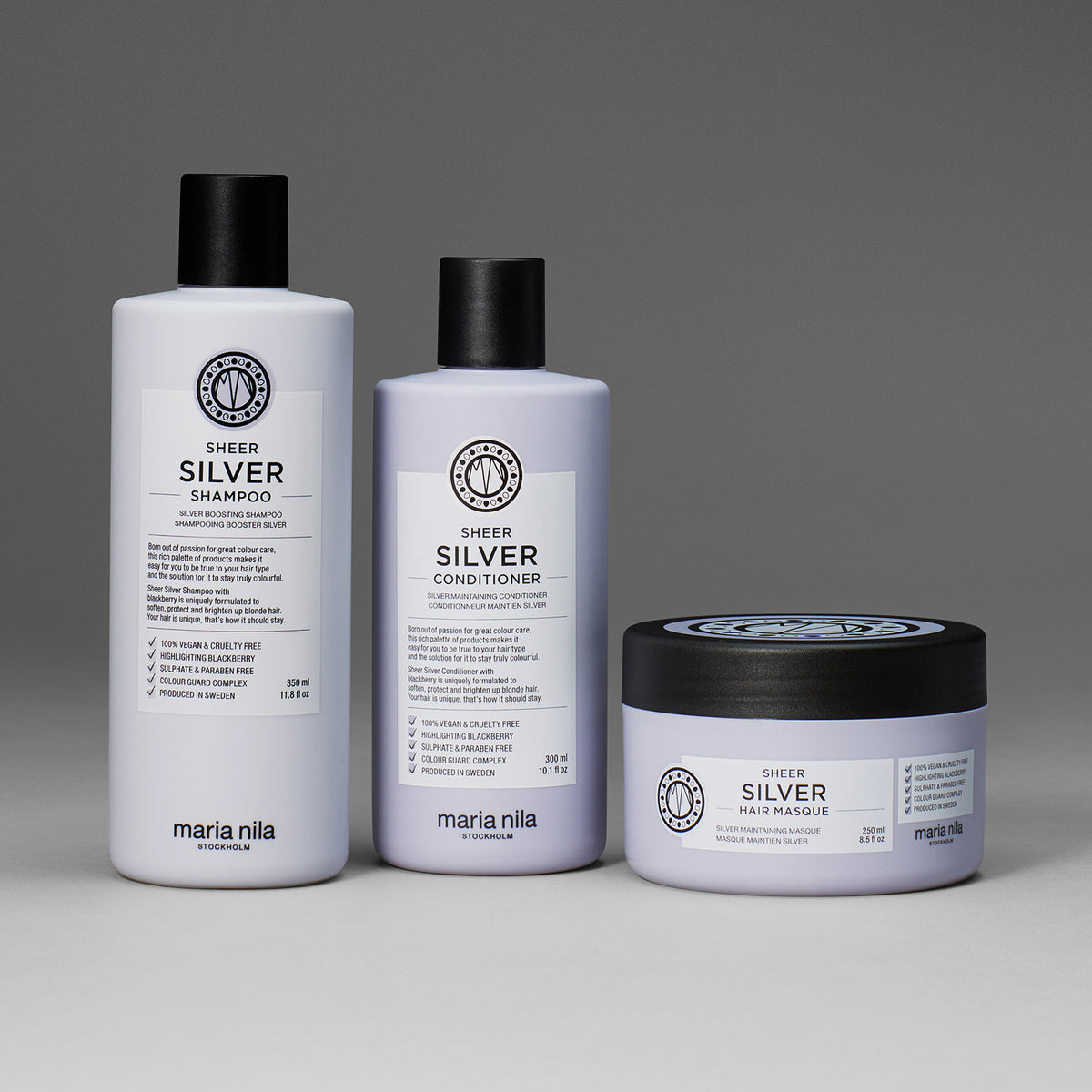 Maria nila Sheer Silver Shampoo, Conditioner und Haarmaske sind auf grauem Hintergrund abgebildet.