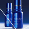 Zwei blaue Flaschen von medicube One Day Exosome Shot Pore Ampoule 2000 vor blauem Hintergrund.