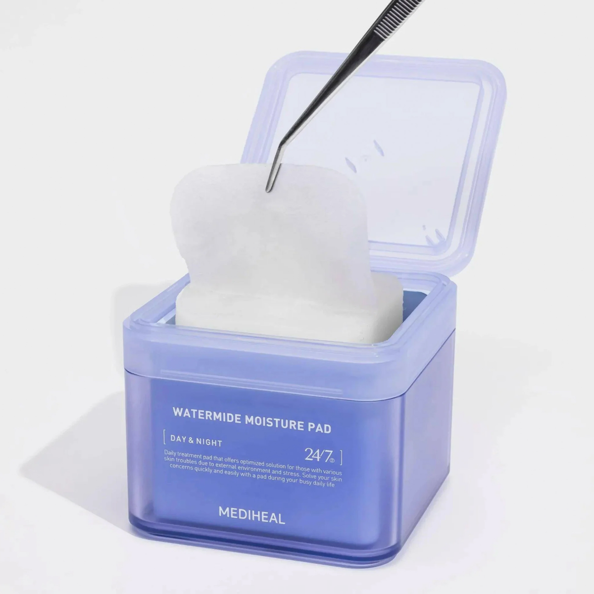 Eine behandschuhte Hand hebt mit einer Pinzette ein Pad aus einem geöffneten Behälter mit „Mediheal Watermide Moisture Pads“ heraus.