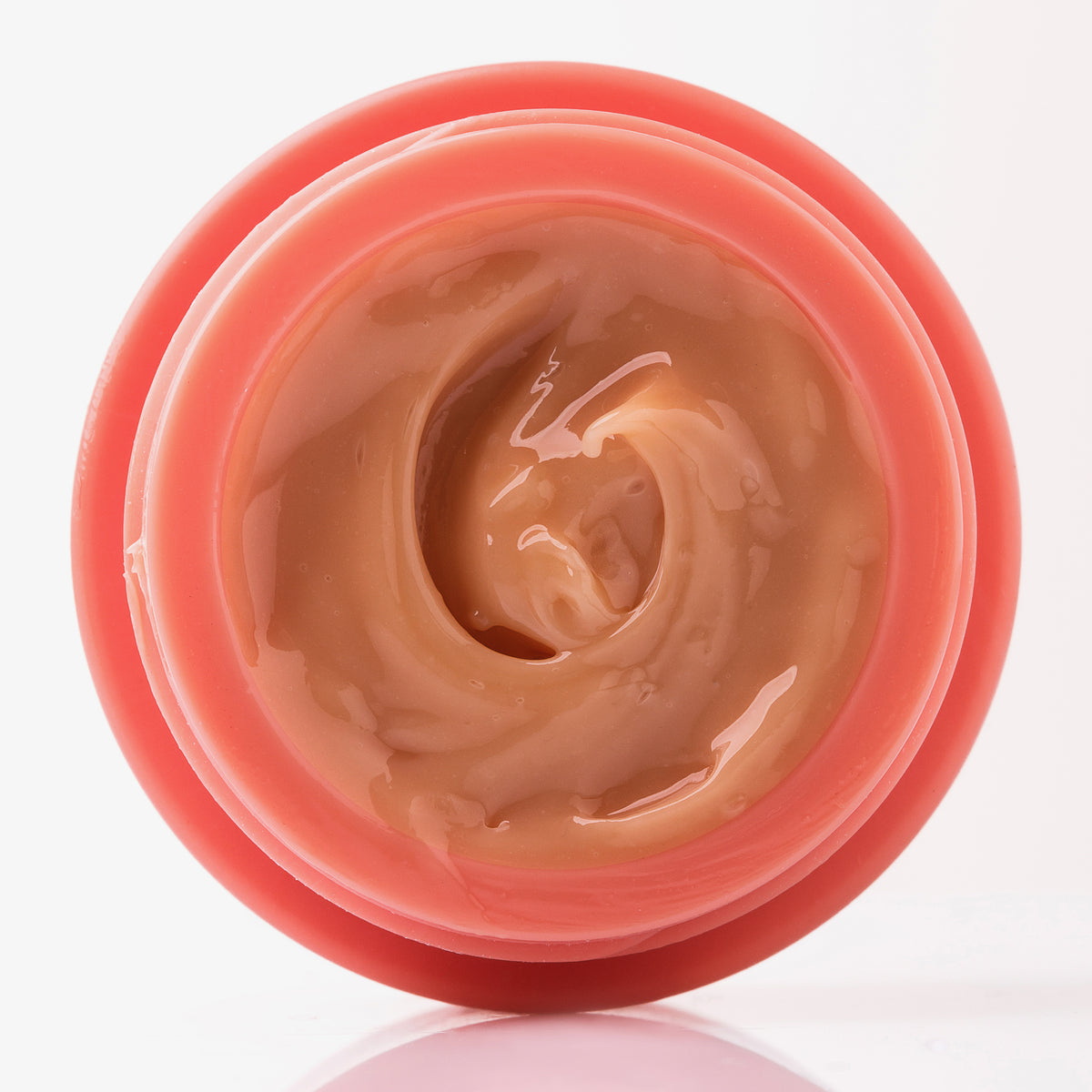 Ein offener Behälter des Viper Delicious Lip Kit, gefüllt mit glänzender, hellbrauner Creme oder Gel, von oben auf weißem Hintergrund betrachtet.