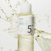 Eine Flasche „Numbuzin No. 5+ Vitamin Boosting Essence Toner“ (200 ml) spritzt Flüssigkeit vor einem weißen Hintergrund.