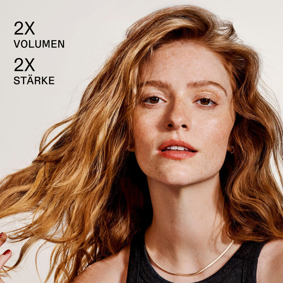 Frau mit wehenden roten Haaren hält N°5 FINE Bond Maintenance Conditioner & Shampoo; daneben Produktinfos.