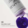Eine Flasche N°4P Blond Enhancer Toning Shampoo schüttet lila Inhalt auf weißen Untergrund; daneben Text: "3x helleres Haar."