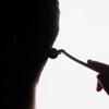 Eine Person benutzt den Scandinavian Biolabs Scalp Activation Derma Roller auf ihrer Kopfhaut.