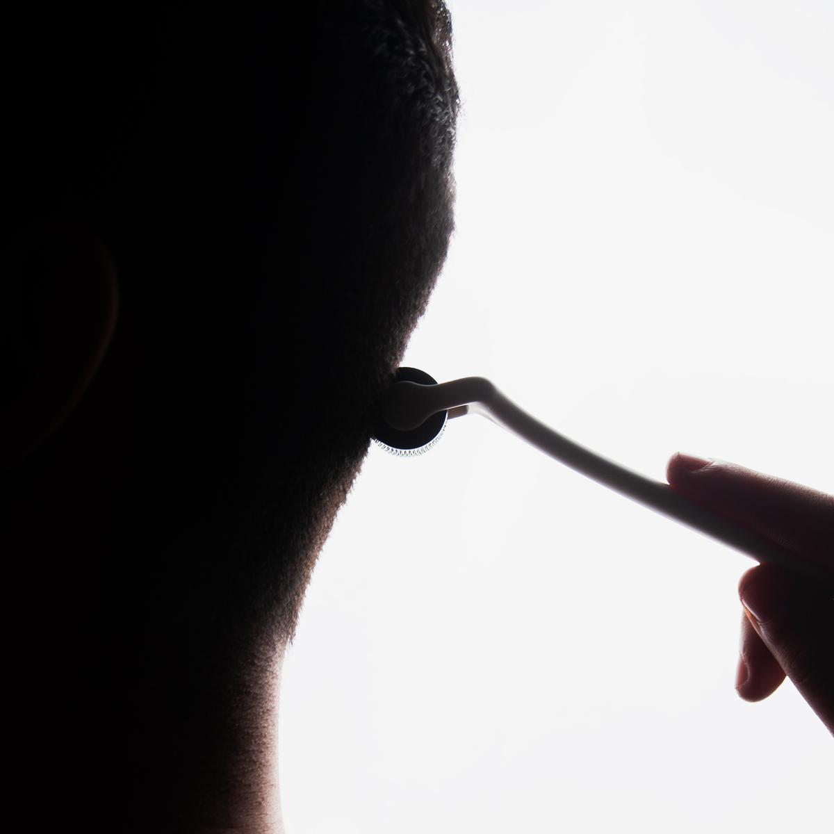 Eine Person benutzt den Scandinavian Biolabs Scalp Activation Derma Roller auf ihrer Kopfhaut.