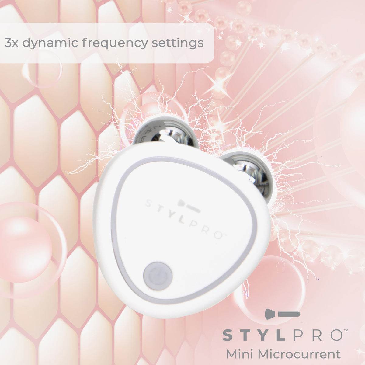 STYLPRO Mini Microcurrent-Gerät vor grafischem Haut- und DNA-Hintergrund, mit Hinweis auf 3 dynamische Frequenzstufen zur Hautstraffung.