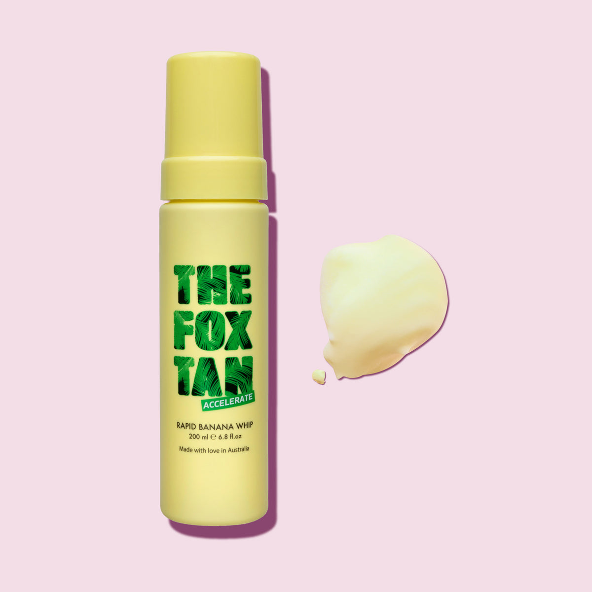 Der Rapid Banana Whip von The Fox Tan wird mit einem gelben Texturmuster vor einem rosa Hintergrund gezeigt.